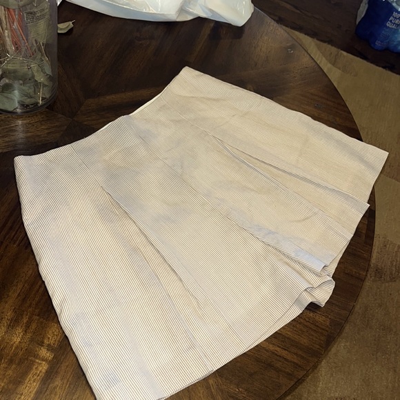 BCBGMAXAZARIA pale and white striped khaki shorts in size small - Picture 4 of 5